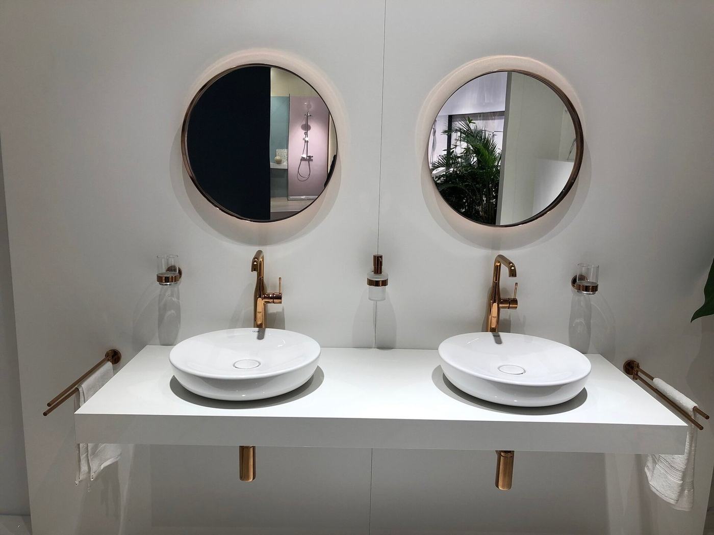 Grohe Essence wastafelkranen bij witte opzetkommen